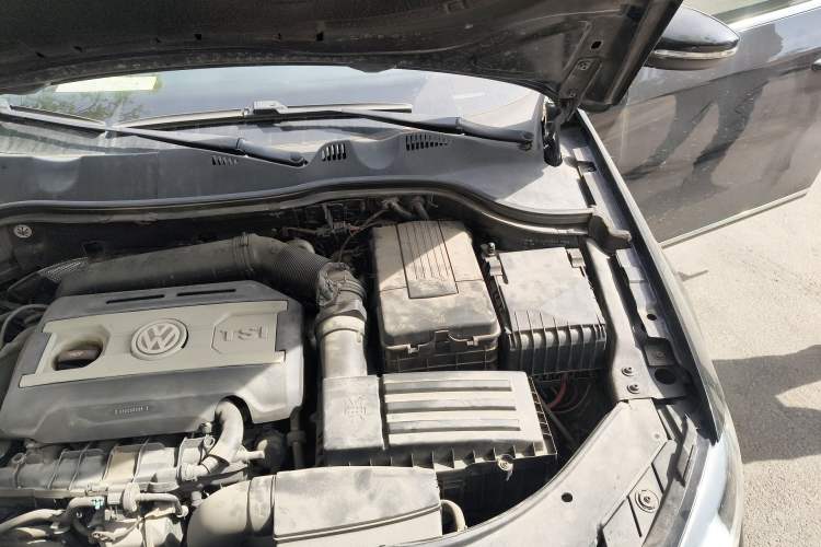 Used Volkswagen Magotan 2013 1.8TSI Premier Model Engine Bay Left