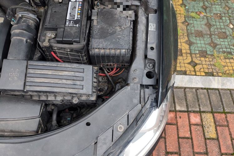 Used Volkswagen Magotan 2013 2.0 TSI Prestige Model Engine Bay Left