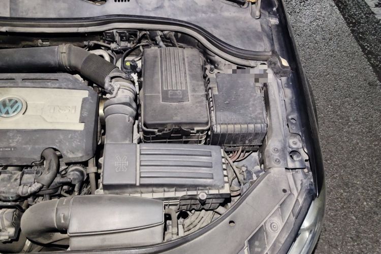 Used Volkswagen Magotan 2013 1.8TSI Luxury Model Engine Bay Left