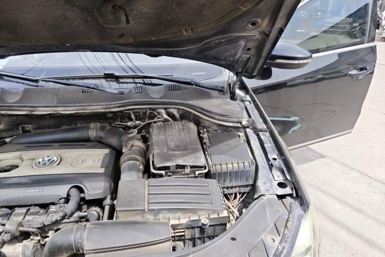 Used Volkswagen Magotan 2013 1.8TSI Premier Model Engine Bay Left