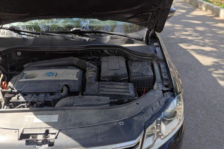 Used Volkswagen Magotan 2013 1.8TSI Prestige Model Engine Bay Left
