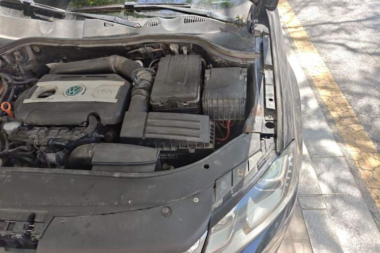 Used Volkswagen Magotan 2013 2.0 TSI Luxury Model Engine Bay Left