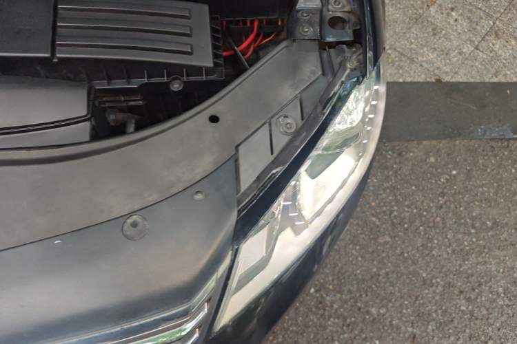 Used Volkswagen Magotan 2013 1.8TSI Luxury Model Engine Bay Left