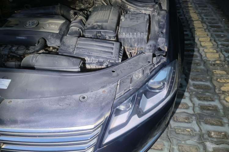 Used Volkswagen Magotan 2013 1.8TSI Prestige Model Engine Bay Left
