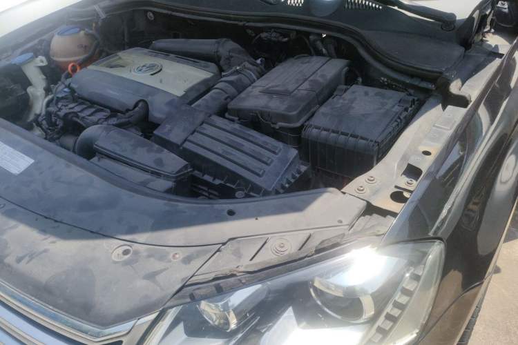 Used Volkswagen Magotan 2013 2.0 TSI Prestige Model Engine Bay Left