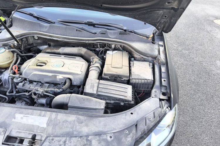 Used Volkswagen Magotan 2013 2.0 TSI Prestige Model Engine Bay Left