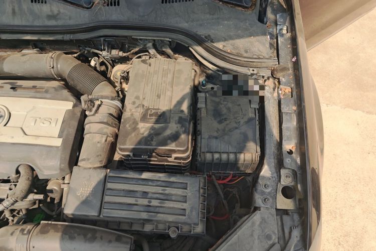 Used Volkswagen Magotan 2013 1.8TSI Comfort Model Engine Bay Left