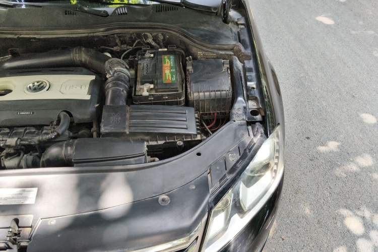 Used Volkswagen Magotan 2013 2.0 TSI Prestige Model Engine Bay Left