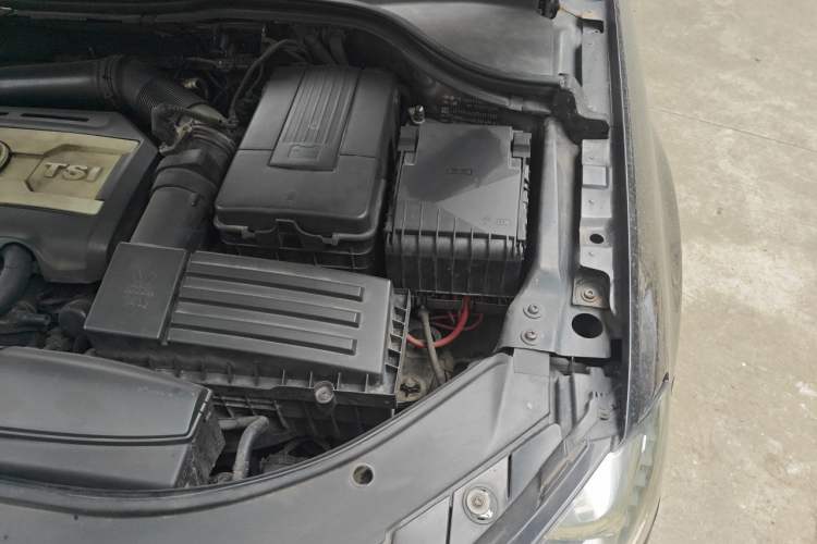 Used Volkswagen Magotan 2013 2.0 TSI Luxury Model Engine Bay Left