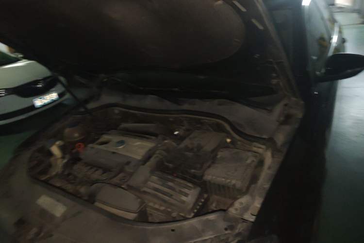 Used Volkswagen Magotan 2013 1.8TSI Luxury Model Engine Bay Left