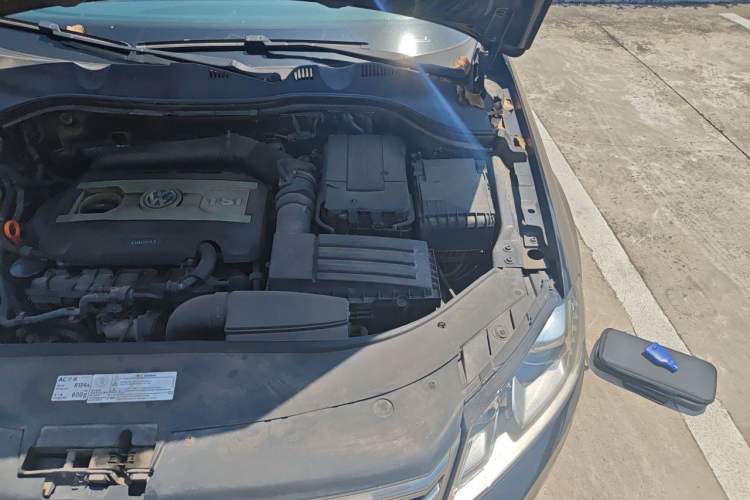 Used Volkswagen Magotan 2013 2.0 TSI Ultimate Model Engine Bay Left