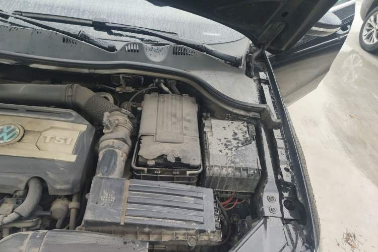 Used Volkswagen Magotan 2013 1.8TSI Prestige Model Engine Bay Left
