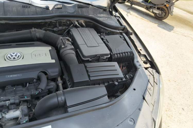 Used Volkswagen Magotan 2013 2.0 TSI Ultimate Model Engine Bay Left