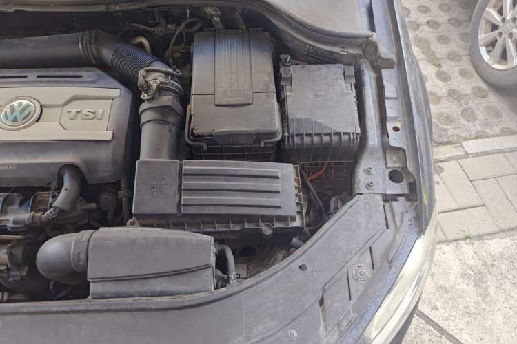Used Volkswagen Magotan 2013 1.8TSI Luxury Model Engine Bay Left
