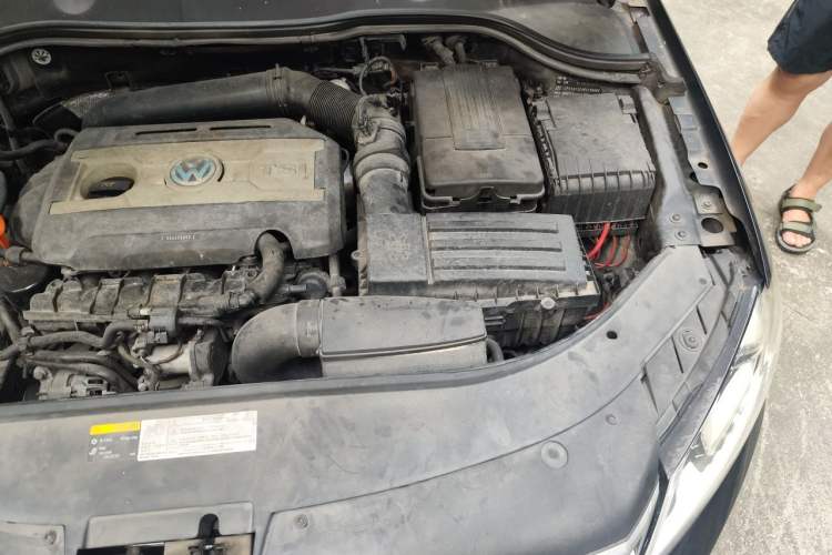 Used Volkswagen Magotan 2013 1.8TSI Luxury Model Engine Bay Left