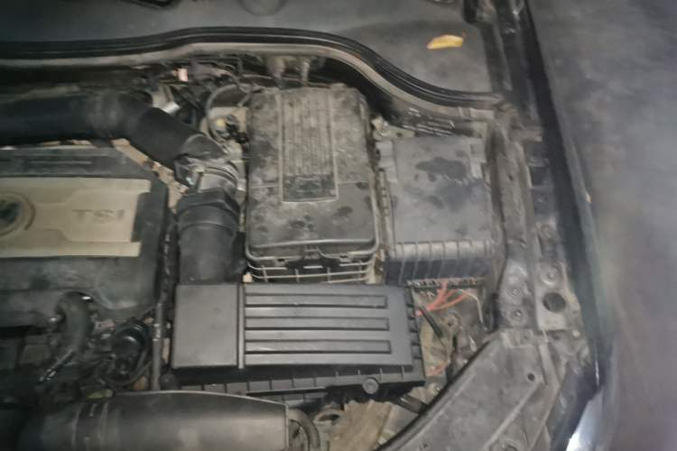 Used Volkswagen Magotan 2013 2.0 TSI Luxury Model Engine Bay Left
