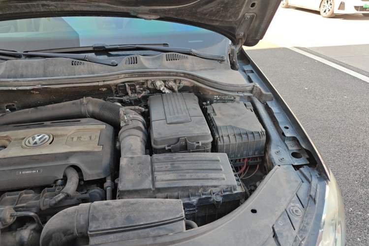 Used Volkswagen Magotan 2013 1.8TSI Luxury Model Engine Bay Left