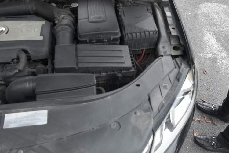 Used Volkswagen Magotan 2013 2.0 TSI Luxury Model Engine Bay Left