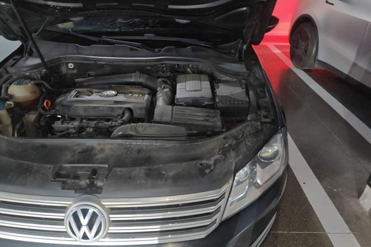 Used Volkswagen Magotan 2013 2.0 TSI Luxury Model Engine Bay Left
