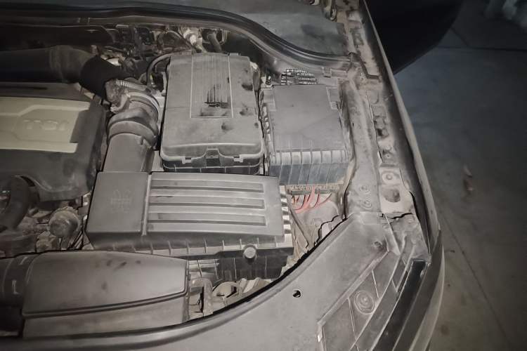 Used Volkswagen Magotan 2013 1.8TSI Luxury Model Engine Bay Left