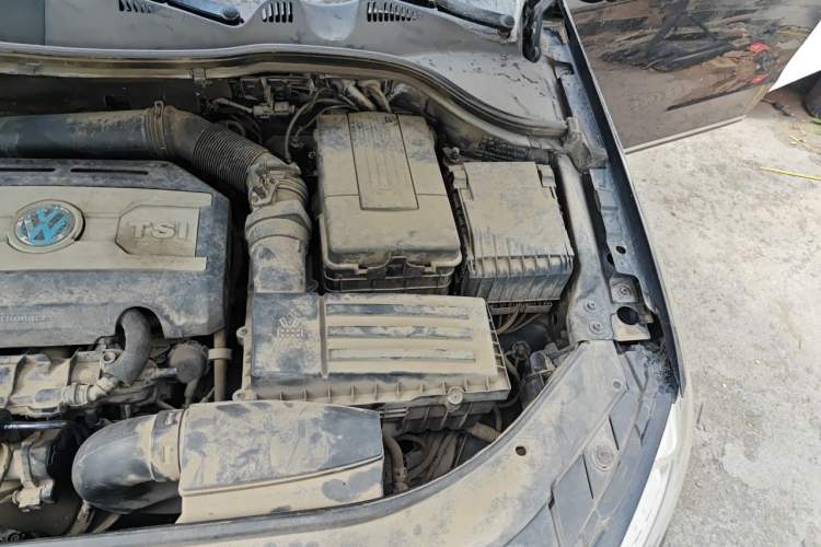 Used Volkswagen Magotan 2013 1.8TSI Prestige Model Engine Bay Left