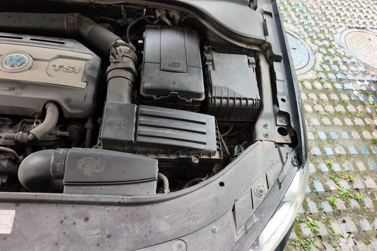 Used Volkswagen Magotan 2013 1.8TSI Prestige Model Engine Bay Left