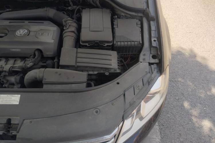 Used Volkswagen Magotan 2013 2.0 TSI Prestige Model Engine Bay Left