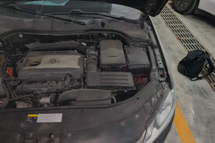 Used Volkswagen Magotan 2013 2.0 TSI Prestige Model Engine Bay Left
