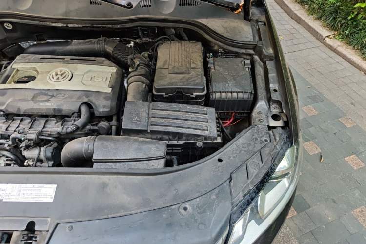 Used Volkswagen Magotan 2013 1.8TSI Luxury Model Engine Bay Left