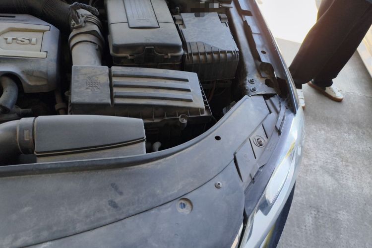 Used Volkswagen Magotan 2013 1.8TSI Luxury Model Engine Bay Left