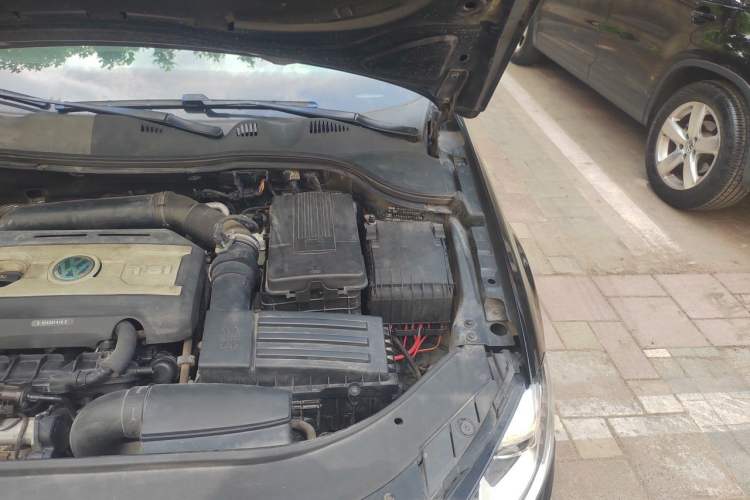 Used Volkswagen Magotan 2013 1.8TSI Luxury Model Engine Bay Left