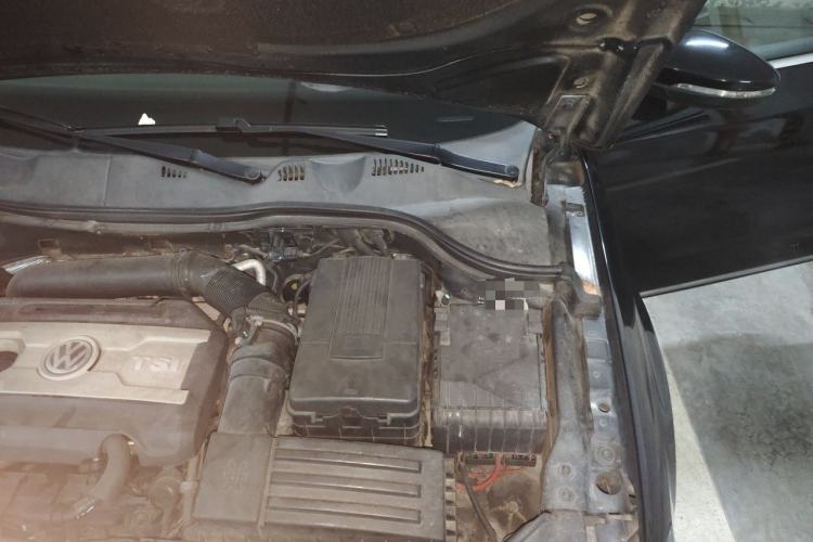 Used Volkswagen Magotan 2013 1.8TSI Premier Model Engine Bay Left