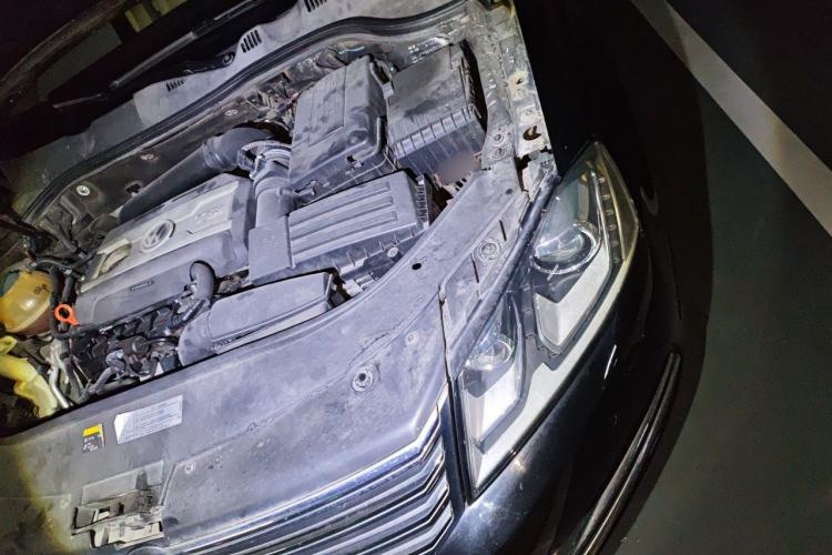 Used Volkswagen Magotan 2013 1.8TSI Luxury Model Engine Bay Left