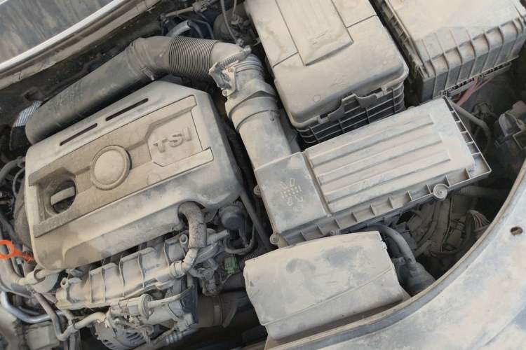 Used Volkswagen Magotan 2013 1.8TSI Luxury Model Engine Bay Left