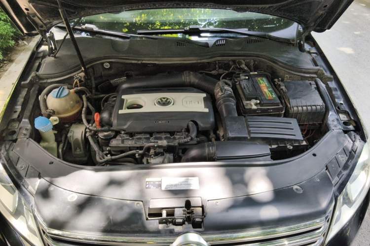 Used Volkswagen Magotan 2013 2.0 TSI Prestige Model Engine Bay