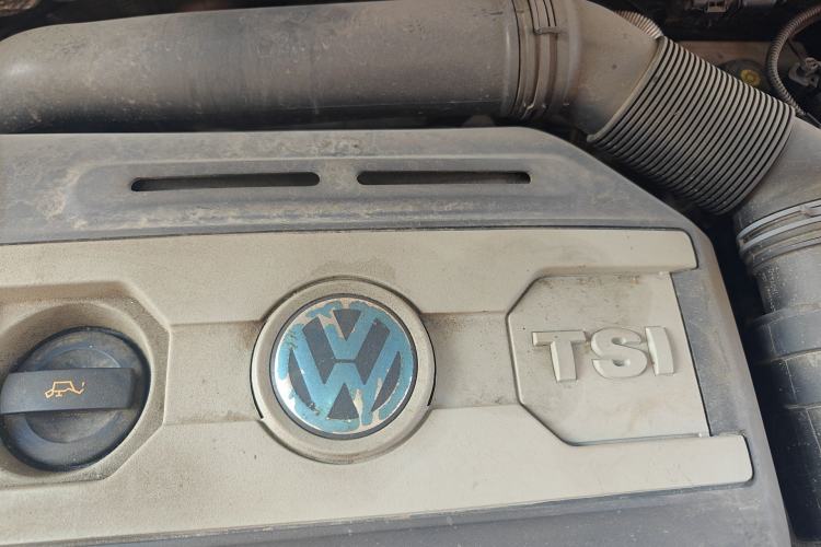 Used Volkswagen Magotan 2013 1.8TSI Luxury Model Engine Bay