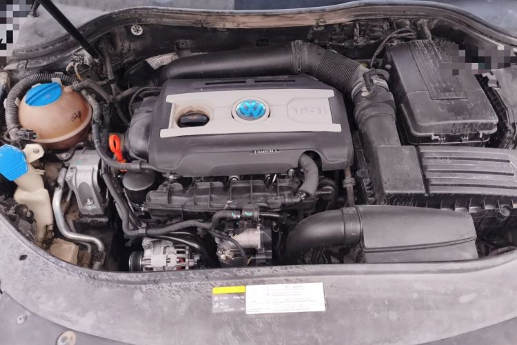 Used Volkswagen Magotan 2013 1.8TSI Luxury Model Engine Bay