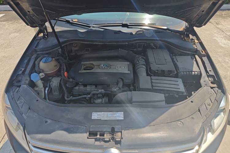 Used Volkswagen Magotan 2013 2.0 TSI Ultimate Model Engine Bay