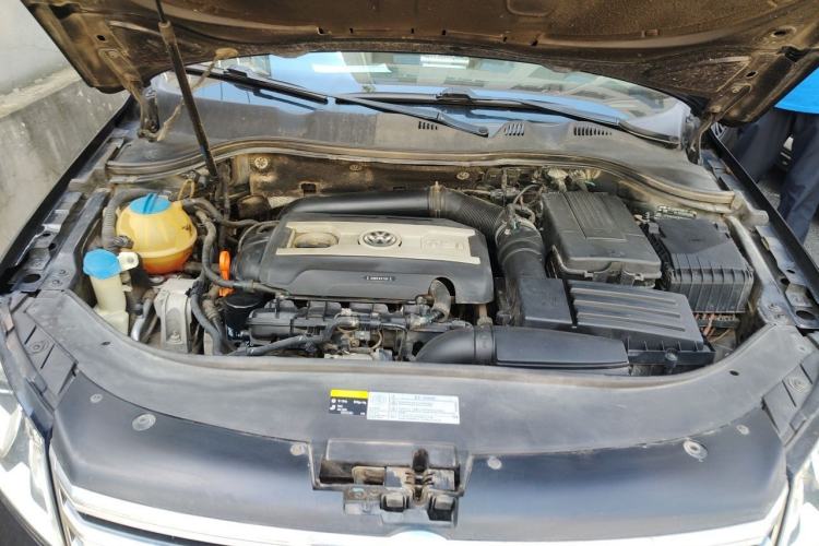Used Volkswagen Magotan 2013 2.0 TSI Luxury Model Engine Bay