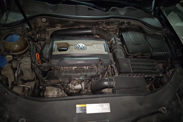 Used Volkswagen Magotan 2013 1.8TSI Prestige Model Engine Bay