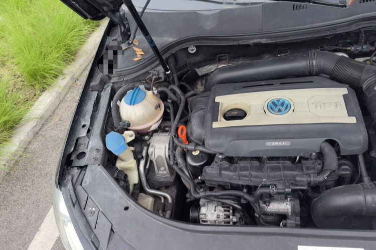 Used Volkswagen Magotan 2013 2.0 TSI Prestige Model Engine Bay Right