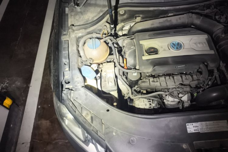 Used Volkswagen Magotan 2013 1.8TSI Luxury Model Engine Bay Right