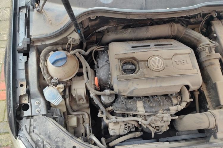 Used Volkswagen Magotan 2013 1.8TSI Luxury Model Engine Bay Right
