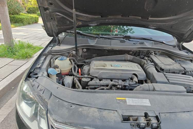 Used Volkswagen Magotan 2013 1.8TSI Luxury Model Engine Bay Right