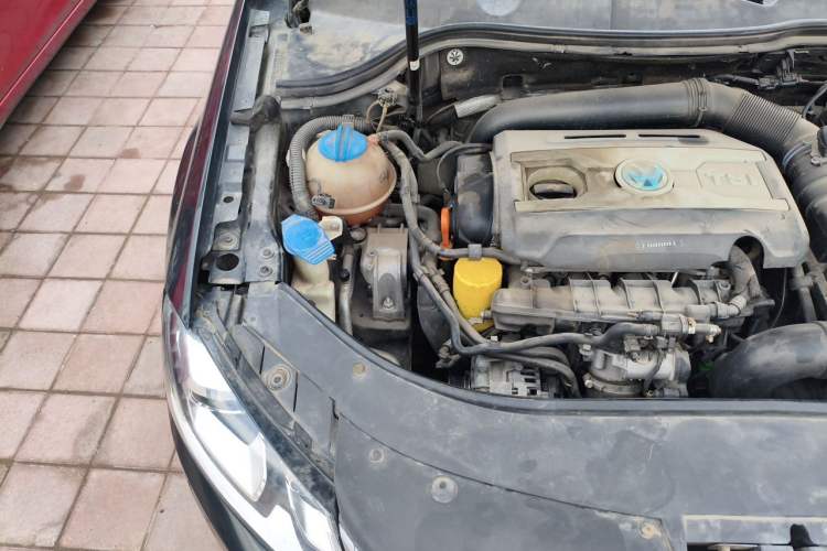 Used Volkswagen Magotan 2013 1.8TSI Luxury Model Engine Bay Right