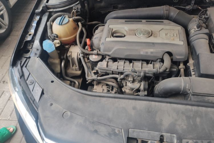 Used Volkswagen Magotan 2013 1.8TSI Premier Model Engine Bay Right