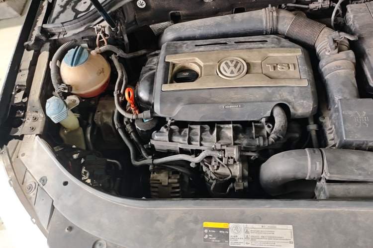 Used Volkswagen Magotan 2013 1.8TSI Premier Model Engine Bay Right