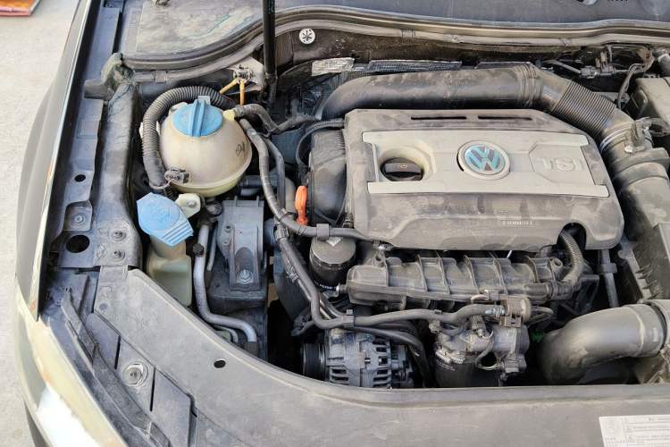 Used Volkswagen Magotan 2013 1.8TSI Premier Model Engine Bay Right