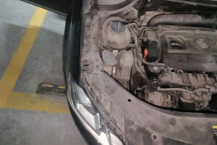 Used Volkswagen Magotan 2013 1.8TSI Luxury Model Engine Bay Right