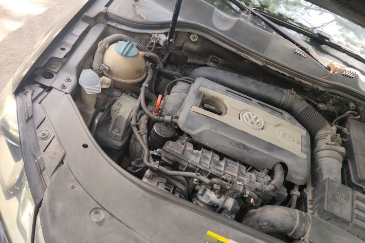 Used Volkswagen Magotan 2013 1.8TSI Luxury Model Engine Bay Right